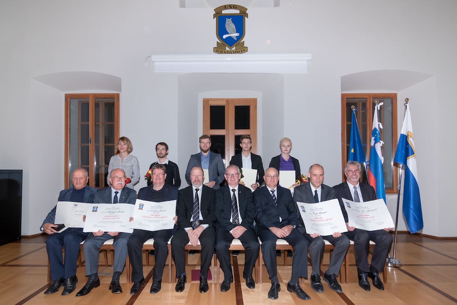Letošnji nagrajenci in vodstvo Univerze v Novi Gorici. Foto: Miha Godec