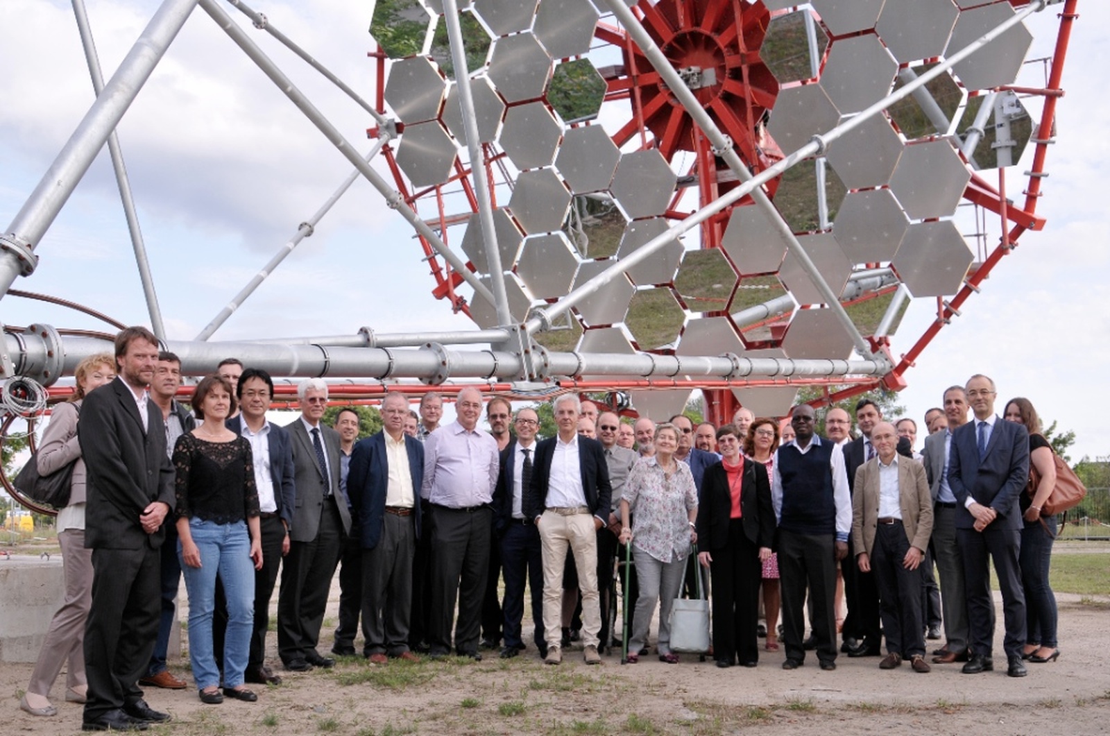 Udeleženci Resource Boarda prejšnji teden v kraju Zeuthen pri Berlinu, Nemčija. V ozadju je viden prototip enega od teleskopov.