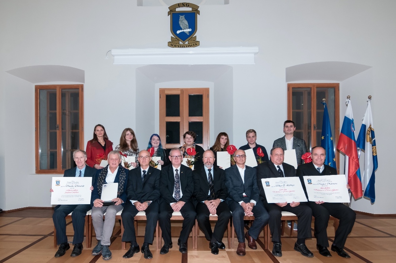 Letošnji nagrajenci in vodstvo Univerze v Novi Gorici. Foto: Miha Godec