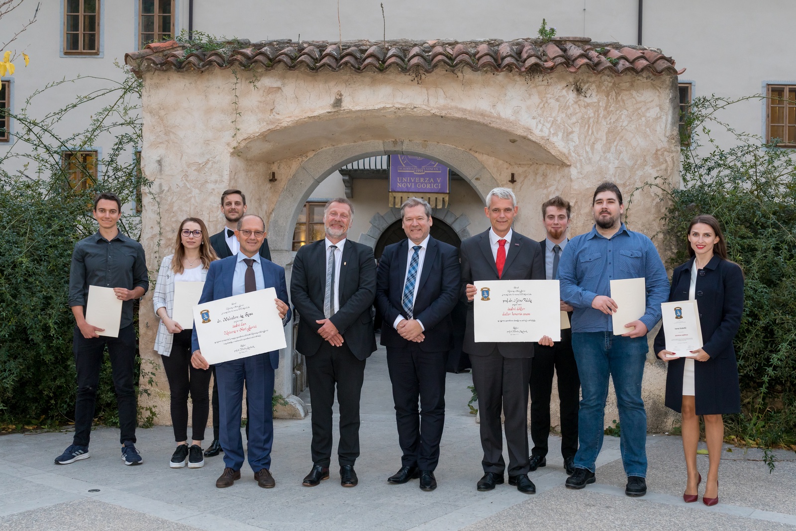 Letošnji nagrajenci, rektor Univerze v Novi Gorici prof. dr. Boštjan Golob in minister za izobraževanje, znanost in šport dr. Igor Papič. Foto: Miha Godec