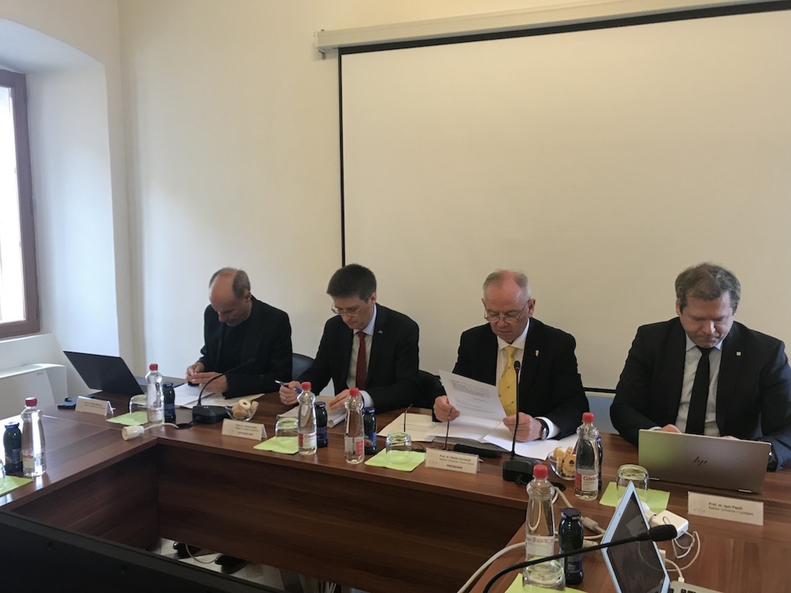 Od leve proti desni: prof. dr. Dragan Marušič (Univerza na Primorskem), prof. dr. Zdravko Kačič (Univerza v Mariboru), prof. dr. Danilo Zavrtanik (Univerza v Novi Gorici) in prof. dr. Igor Papič (Univerza v Ljubljani).