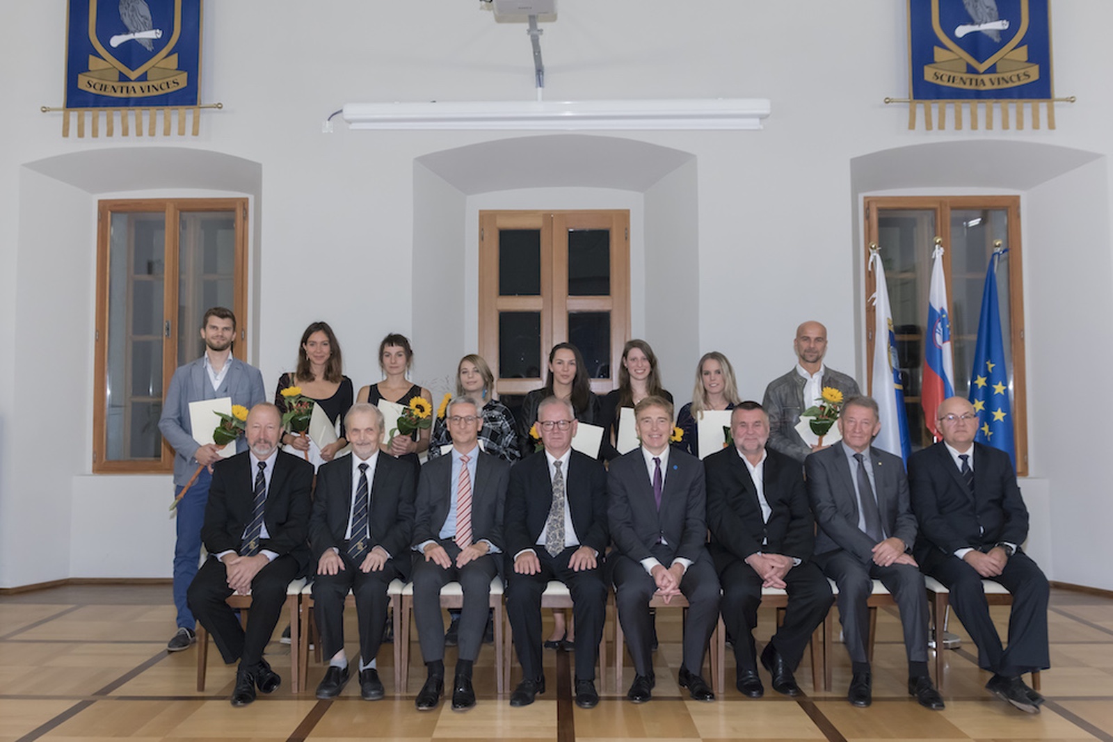 Letošnji nagrajenci, vodstvo Univerze v Novi Gorici, minister za izobraževanje, znanost in šport dr. Jernej Pikalo in predsednik Inženirske akademije dr. Mark Pleško. Foto: Miha Godec