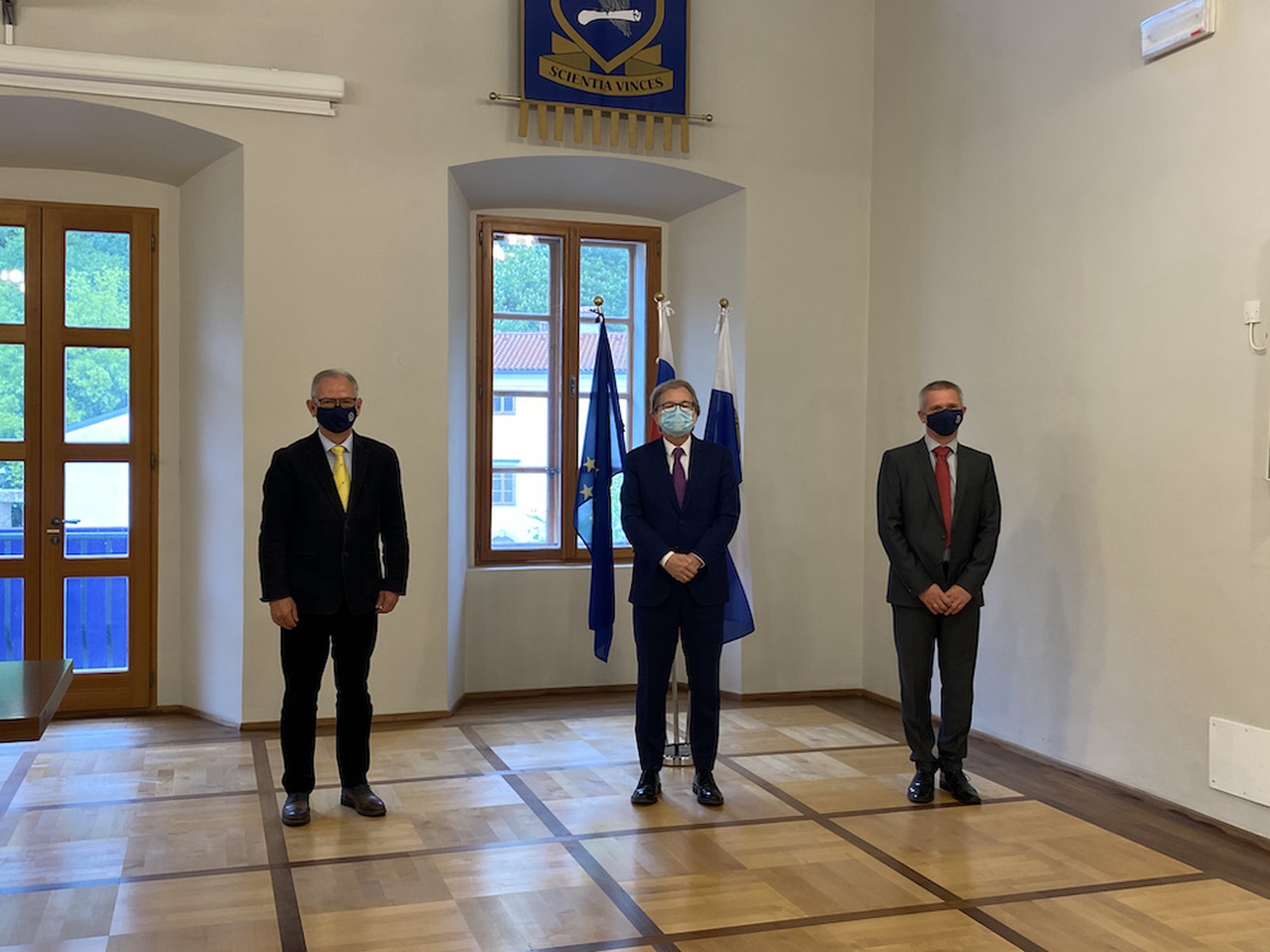 Od leve proti desni: rektor Univerze v Novi Gorici prof. dr. Danilo Zavrtanik, veleposlanika Kraljevine Španije v Republiki Sloveniji, Nj. eksc. g. Juan Aristegui Laborde in vodja Centra za astrofiziko in kozmologijo prof. dr. Samo Stanič.