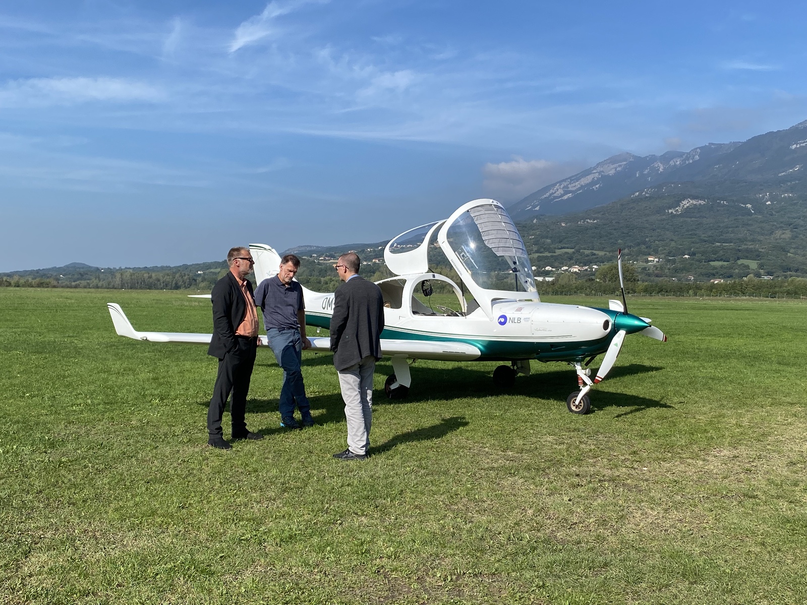 Današnja predstavitev letalske kampanje Centra za raziskave atmosfere Univerze v Novi Gorici in Matevža Lenarčiča na tropskem Atlantiku. Od leve proti desni: prof. dr. Boštjan Golob, rektor Univerze v Novi Gorici, Matevž Lenarčič, pilot in raziskovalec podnebnih sprememb in prof. dr. Griša Močnik, vodja Centra za raziskave atmosfere in dekan Fakulteta za znanosti o okolju.