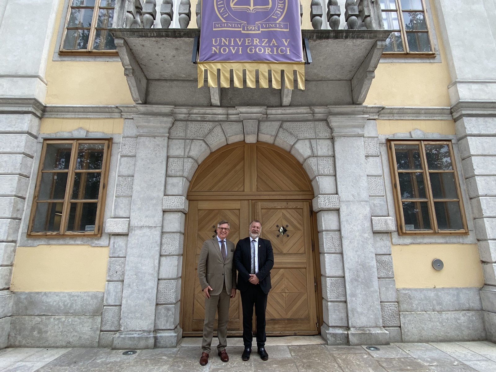 Nj. eksc. dr. Krzysztof Olendzki (levo) in prof. dr. Boštjan Golob (desno).