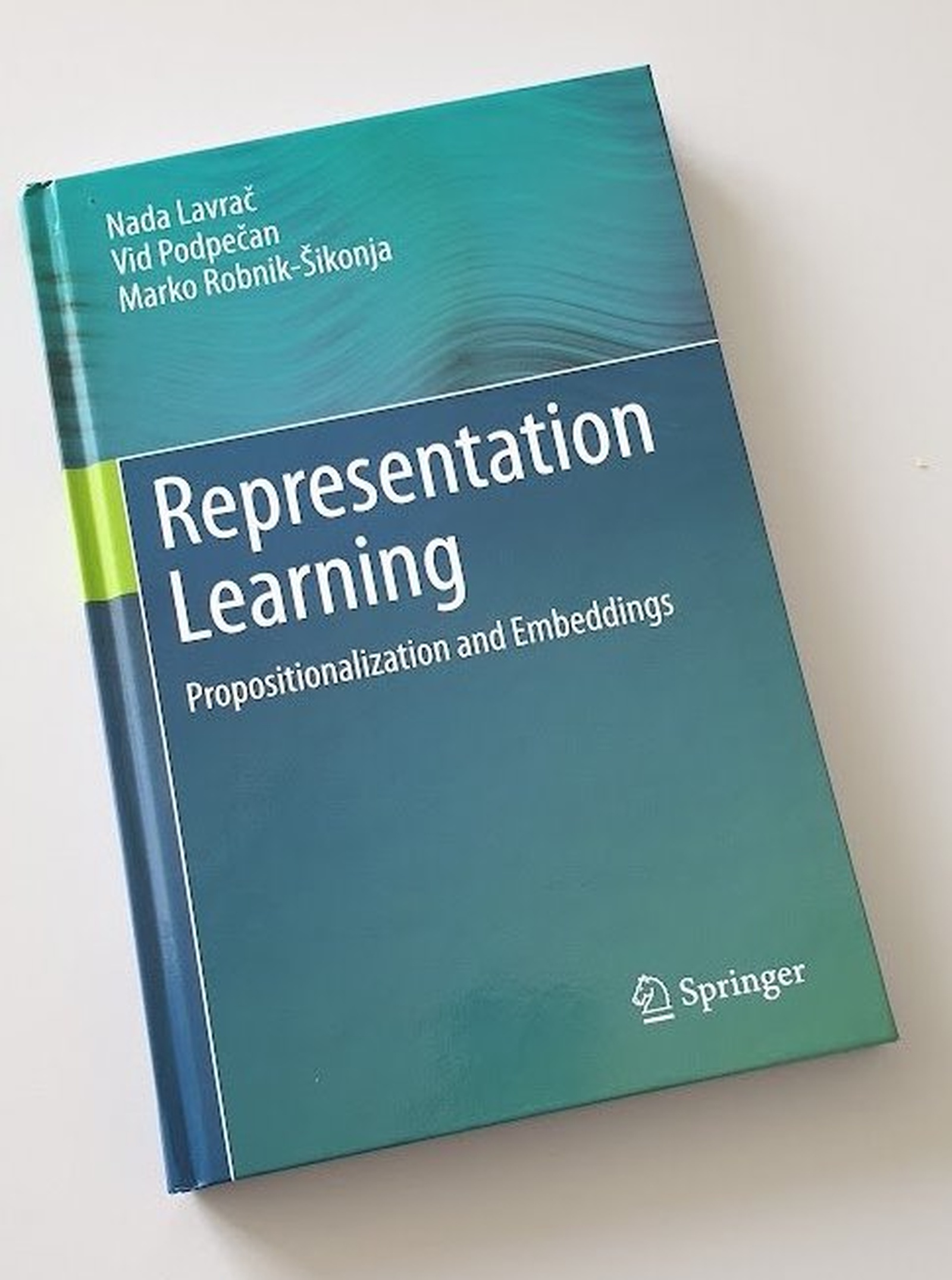Pri založbi Springer izšla monografija o učenju podatkovnih predstavitev