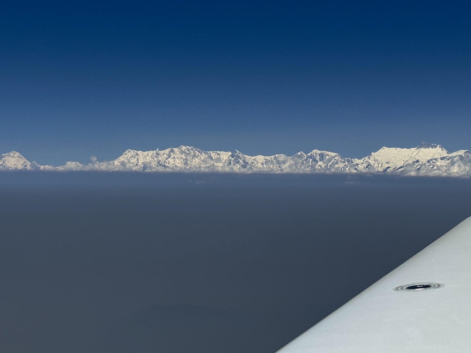Gosti oblaki umazanije dosežejo masiv Annapurn  v času monsumov.