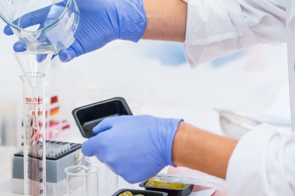 Analize mošta v laboratoriju